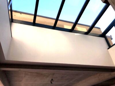 Agrandissez la perception de votre espace grâce au verrière de toit aluminium