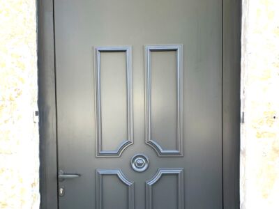 Moderne... avec l'alu, cette belle porte d'entrée aluminium répond à tous les besoins d'isolation thermique