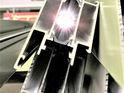 Un autre superbe profilé aluminium qui laisse entrer la lumière... dans notre atelier.