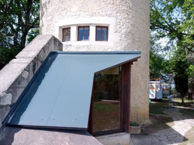 Une maison gersoise unique dans la région dotée désormais de cette couverture de toit en aluminium