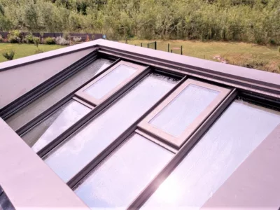 Magnifique réalisation de nos menuisiers avec ces fenêtres de toit d'une surface de 20 m² en aluminium