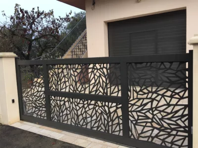Transformez votre espace extérieur avec élégance grâce aux portails et clôtures en aluminium comme ici dans le Gers.