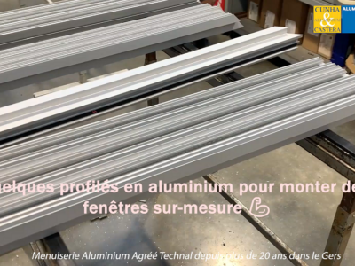 Notre équipe en plein travail sur des profilés en aluminium pour monter des fenêtres sur-mesure.